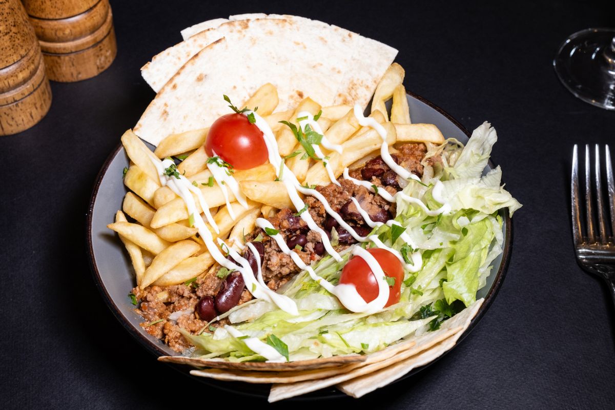 Chilli con carne cu cartofi prajiti